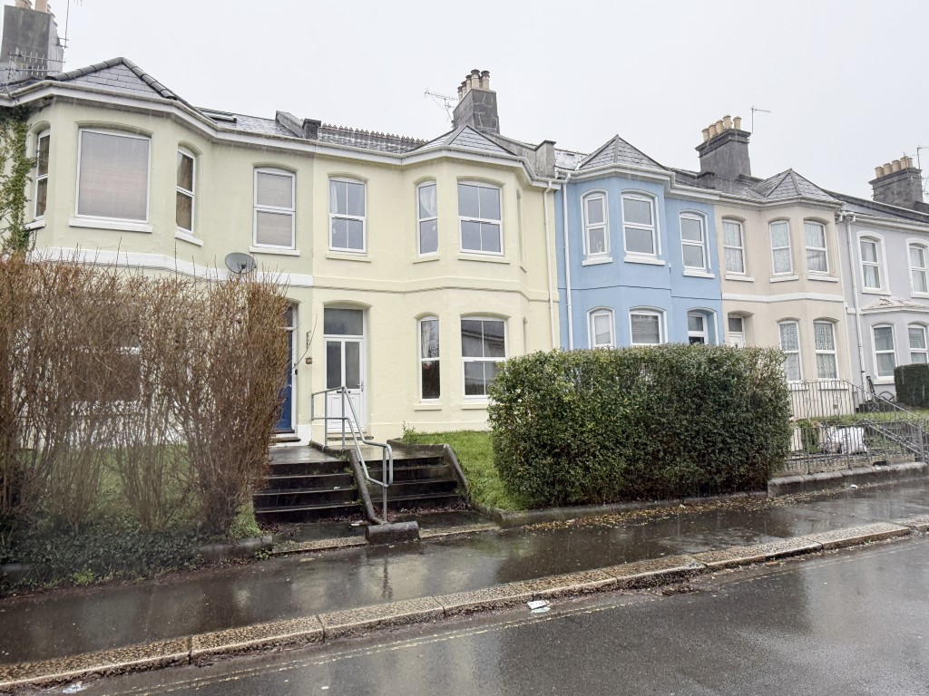 Lot: 79 - SUBSTANTIAL VICTORIAN HOME REQUIRING REFURBISHMENT - Front of the property